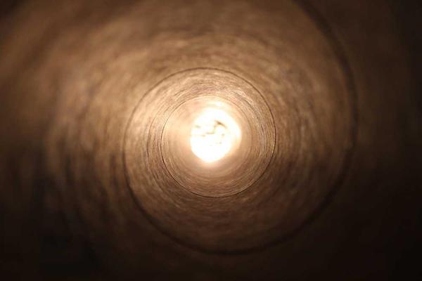 与被C哭是一种什么感受已成为影响用户情绪和传播效率的重要现象相关的创意图片